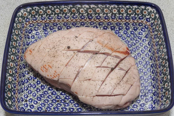 Carne Preparada Para Cozinhar Cortada Tábua Madeira Com Faca Afiada — Fotografia de Stock