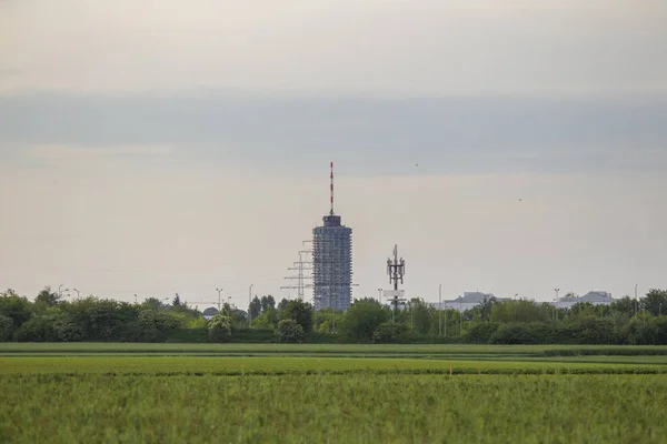 철탑과 안테나가있는 아우츠부르크 — 스톡 사진
