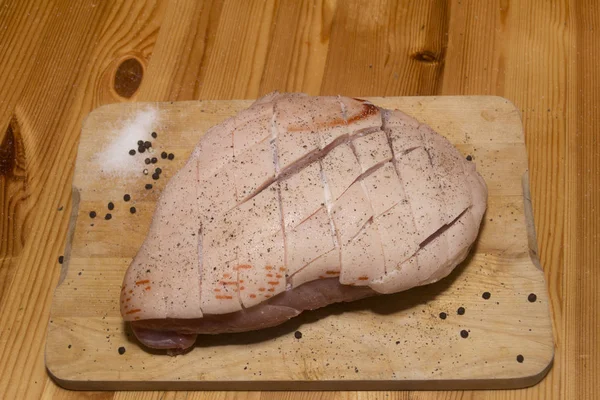 Carne Preparada Para Cozinhar Cortada Tábua Madeira Com Faca Afiada — Fotografia de Stock