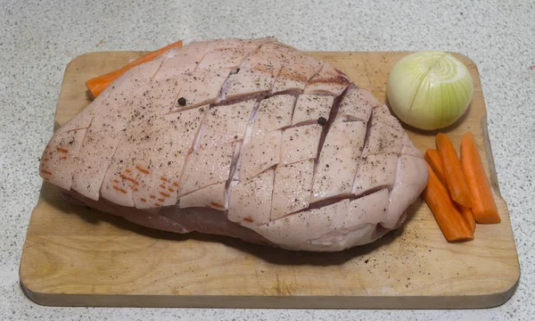 Carne Preparata Cottura Affettata Tavola Legno Con Coltello Affilato — Foto Stock