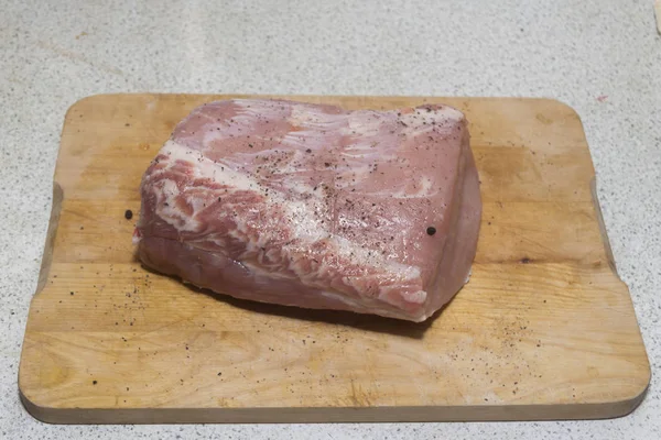 Carne Preparada Para Cozinhar Cortada Tábua Madeira Com Faca Afiada — Fotografia de Stock
