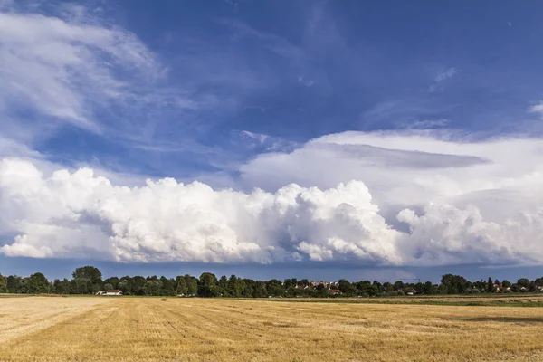 Vista Panorámica Grandes Nubes Blancas Sobre Campo — Foto de Stock
