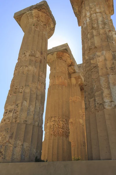 Antigas Ruínas Templo Grego Tiro Diurno — Fotografia de Stock