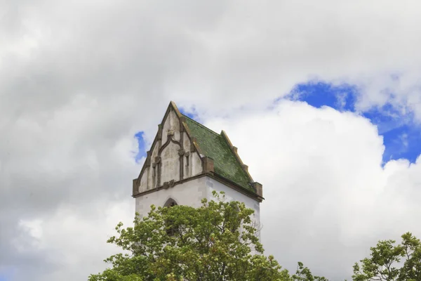 Torre Del Edificio Del Casco Antiguo Contra Cielo Enfoque Selectivo — Foto de Stock