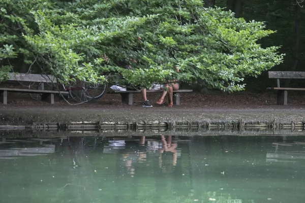 Pessoas Descansando Lago Foco Seletivo — Fotografia de Stock