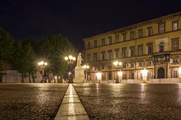 Ruas Noturnas Cidade Velha Com Iluminação Rua Cidade Toscana Lucca — Fotografia de Stock