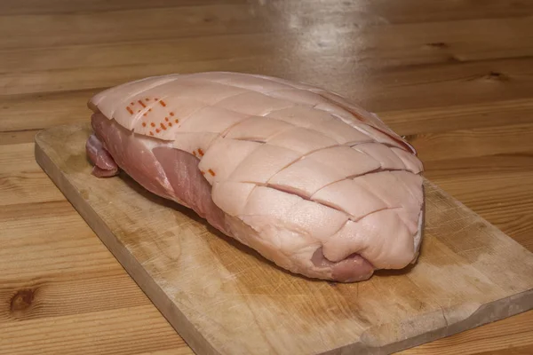 Hús Készített Főzéshez Szeletelt Fából Készült Táblán Éles Késsel — Stock Fotó