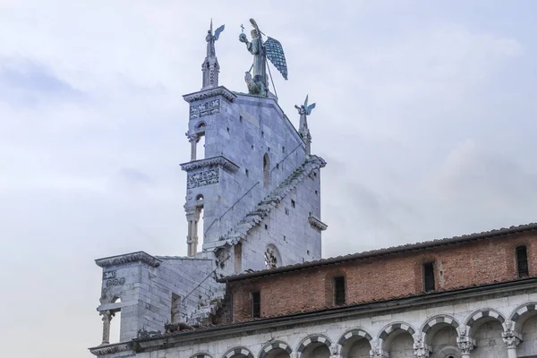 Frontansicht Der Kirche San Michele Der Italienischen Stadt Lucca — Stockfoto