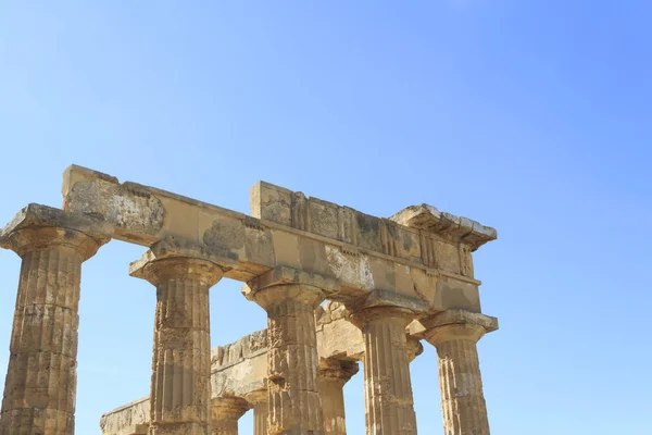 Antigas Ruínas Templo Grego Tiro Diurno — Fotografia de Stock