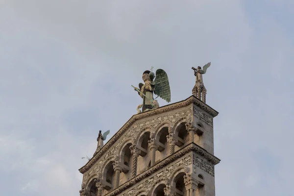 在意大利城市卢卡的圣米歇尔教堂的前视图 — 图库照片