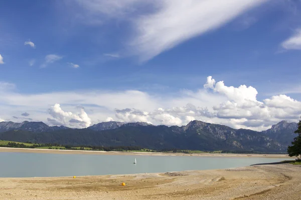 Boya Sobre Grava Con Lago Terreno Previsión Alpes Sobre Fondo —  Fotos de Stock