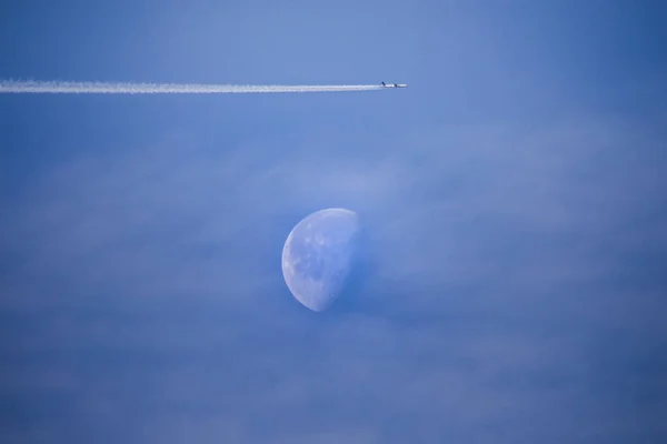 Wanderlust Volanti Vacanza Apparentemente Sorvolano Luna All Alba — Foto Stock