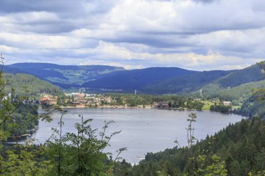 Titisee göl ve dağların Schwarzwald görünümü