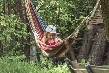 Ormandaki hamakta bir kız