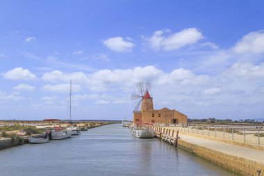 Yel değirmeni Marsala Trapani, Sicilya, tuz daireler içinde görünümünü