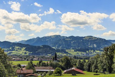 Yaz mevsiminde Berghofen üzerinden görünüm, seçici odak