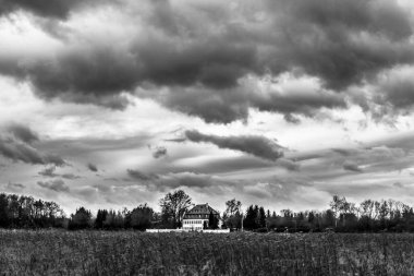 Fırtınalı gökyüzü bulutlu kırsal ortamda