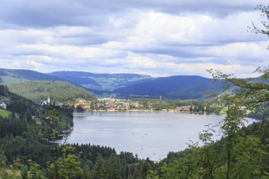 Titisee göl ve dağların Schwarzwald görünümü