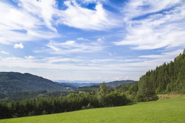 Malerischer Blick Auf Landschaft Mit Bergen Und Tal — Stockfoto