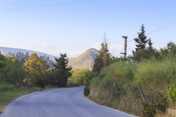 Sicilya, İtalya kırsal toprak yol görünümünü