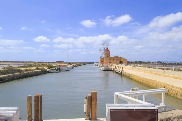 Yel değirmeni Marsala Trapani, Sicilya, tuz daireler içinde görünümünü