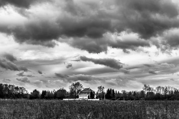 Fırtınalı gökyüzü bulutlu kırsal ortamda