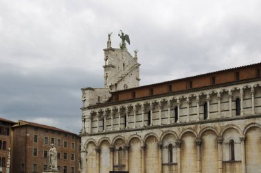 İtalyan şehri Lucca San Michele kilisede önden görünümü