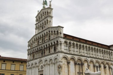 İtalyan şehri Lucca San Michele kilisede önden görünümü