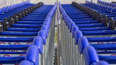 Bagaj araba satır altında bir sığınma evinde bir havaalanında Memmingen