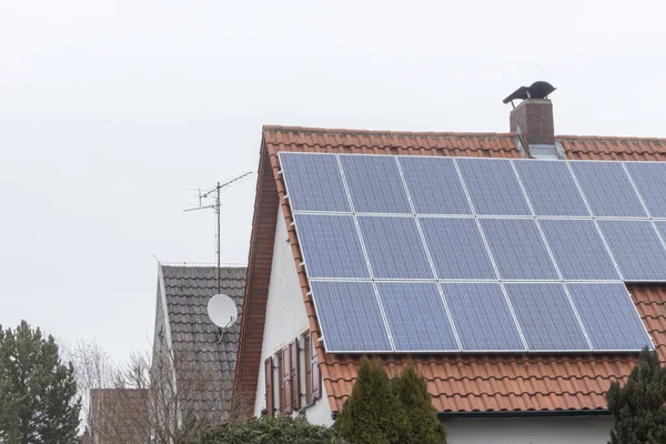 Pannelli Solari Installati Sul Tetto Della Casa — Foto Stock