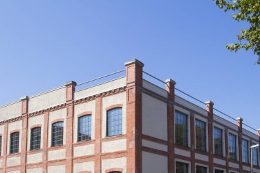 Eski Sanayi Augsburg'ta önünde mavi bir gökyüzü bina