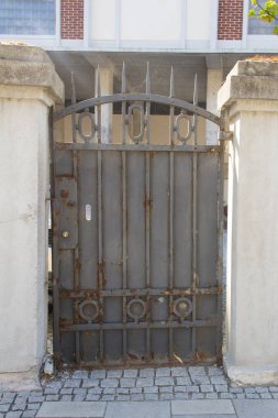 Görünüm eski Iron gate duvarda paslanmış.