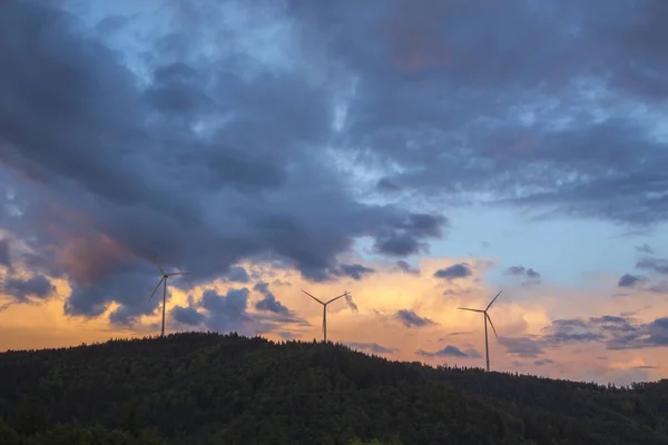 风力涡轮机在 Gersbach 附近的树木繁茂的山上 在黄昏的阳光下黑森林 — 图库照片