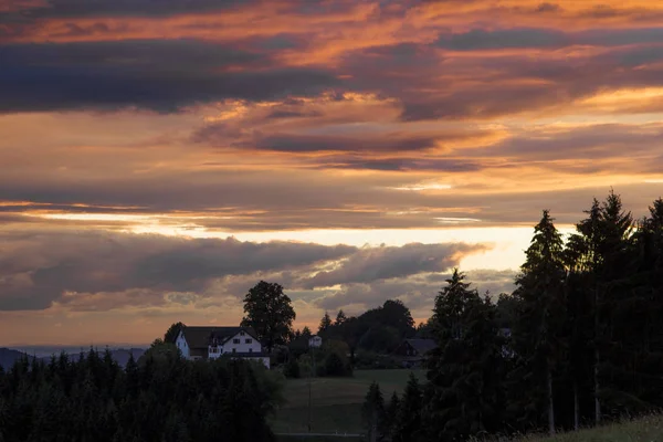 Haus Schwarzwald Zwischen Den Bäumen Vor Einem Dramatischen Abendhimmel Zum — Stockfoto