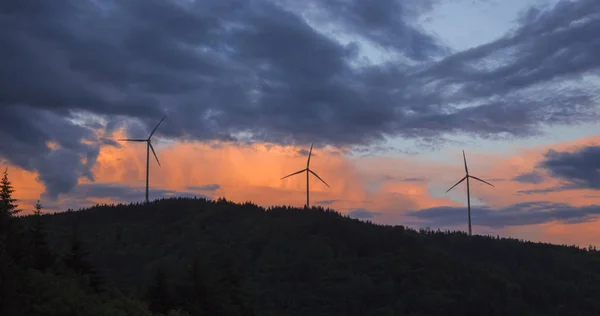 风力涡轮机在 Gersbach 附近的树木繁茂的山上 在黄昏的阳光下黑森林 — 图库照片