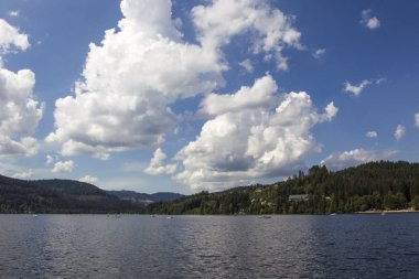Titisee Kara Orman üzerinde mavi gökyüzünde bulutlar yığın