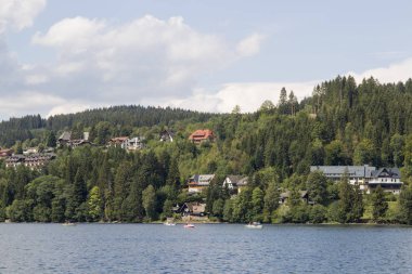 Titisee Kara Orman üzerinde mavi gökyüzünde bulutlar yığın