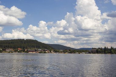 Titisee Kara Orman üzerinde mavi gökyüzünde bulutlar yığın