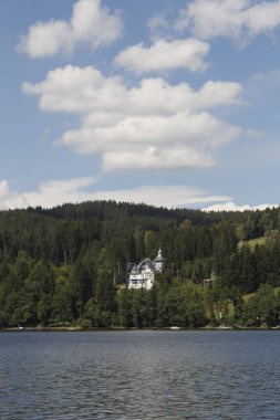 Titisee Kara Orman üzerinde mavi gökyüzünde bulutlar yığın