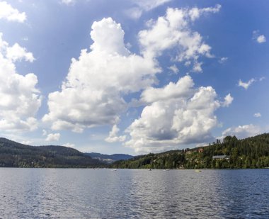 Titisee Kara Orman üzerinde mavi gökyüzünde bulutlar yığın