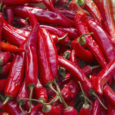 bir pazar ahır bir çiftçi pazarda yerli malı ile de bir kutu içinde kırmızı biber