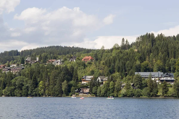 Montón Nubes Cielo Azul Sobre Titisee Selva Negra —  Fotos de Stock