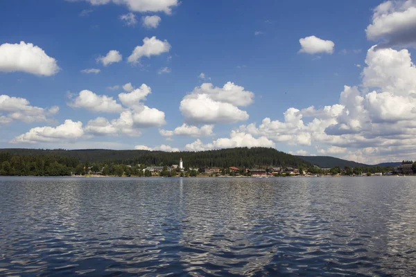 Heap Nuvens Céu Azul Sobre Titisee Floresta Negra — Fotografia de Stock