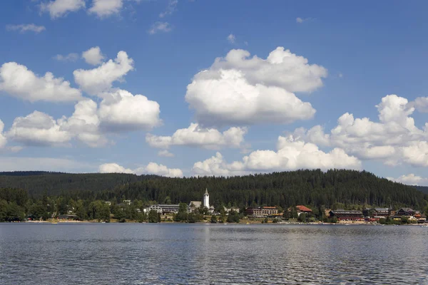 Heap Nuvens Céu Azul Sobre Titisee Floresta Negra — Fotografia de Stock