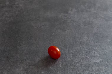 Gri bir arka plan üzerinde domates