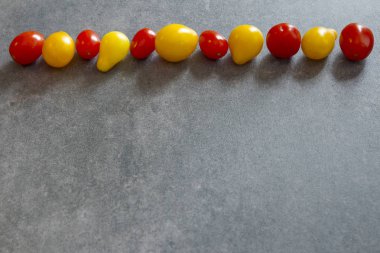 Bir satır kırmızı ve sarı domates