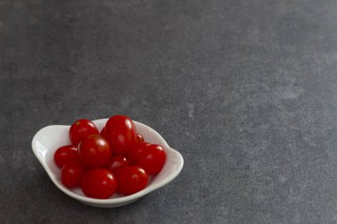 Bir kase renkli bahçe domates dolu