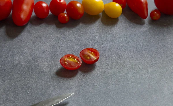 Sebaris Tomat Merah Dan Kuning — Stok Foto