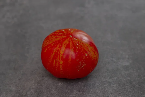 Tomat Dengan Latar Belakang Abu Abu — Stok Foto