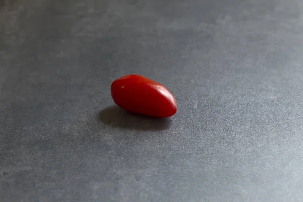 Tomat Dengan Latar Belakang Abu Abu — Stok Foto